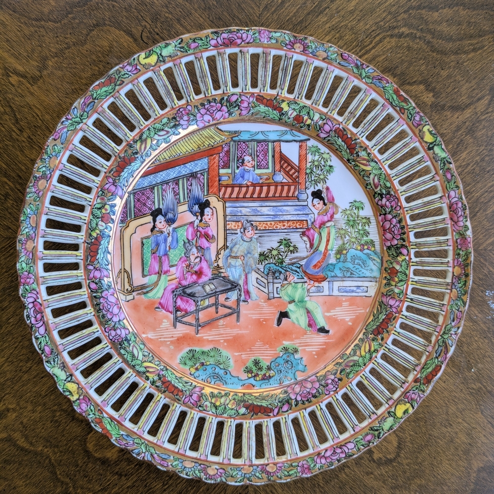10" Antique Chinese Reticulated Plate - Famille Rose Court Scene